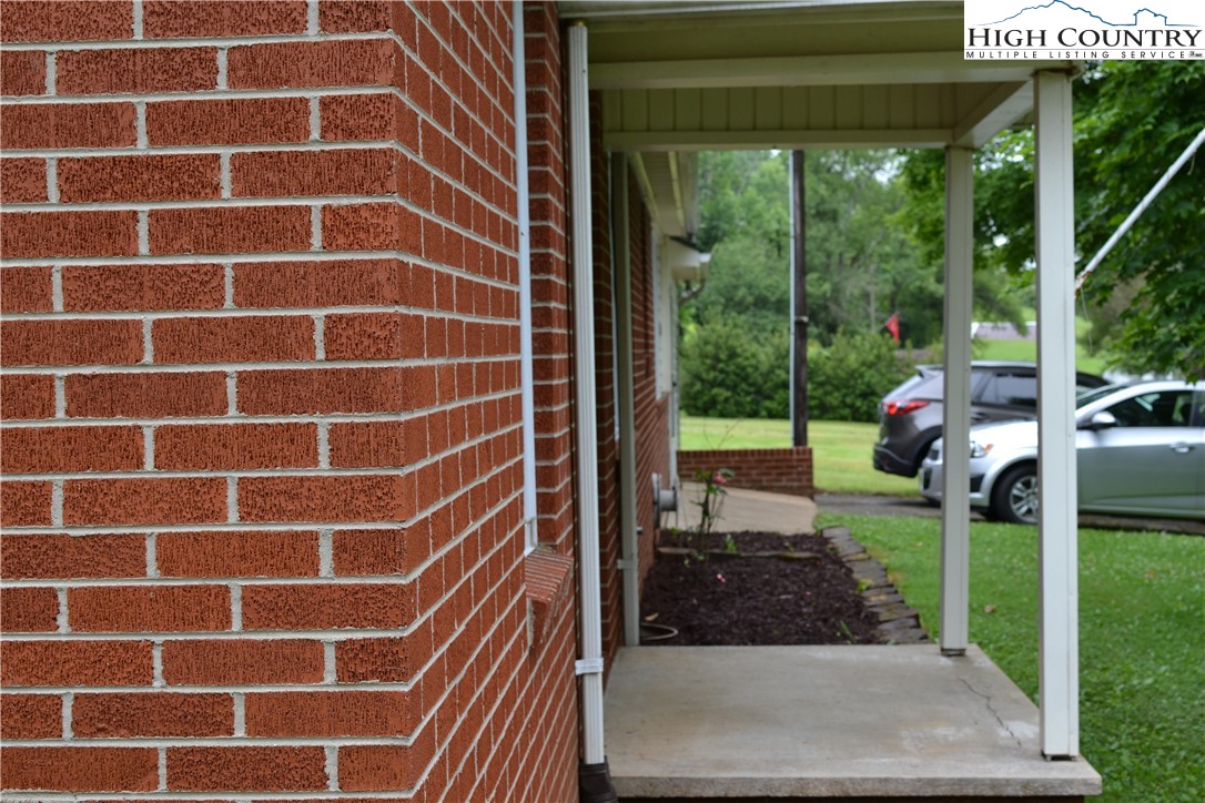 283 Baldwin Road West Jefferson, NC 28694 - Photo 4 of 17 Gallery Image 4