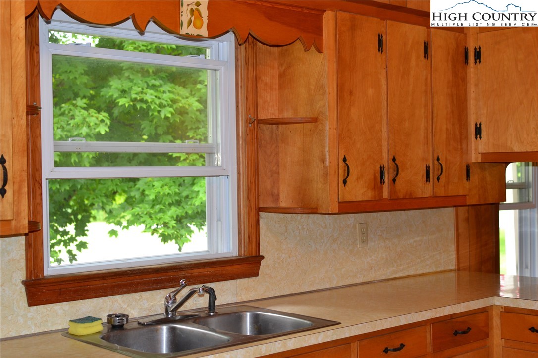283 Baldwin Road West Jefferson, NC 28694 - Photo 5 of 17 Gallery Image 5