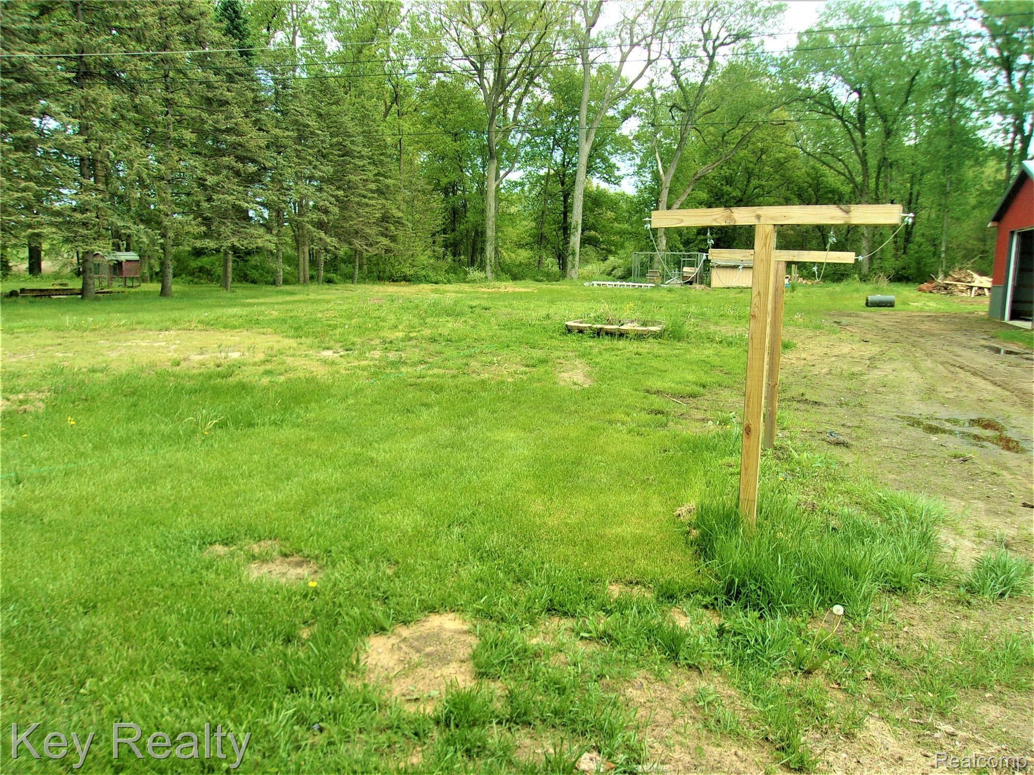 12726 Sweitzer Road Carleton, MI 48117 - Photo 10 of 60 clothes line
