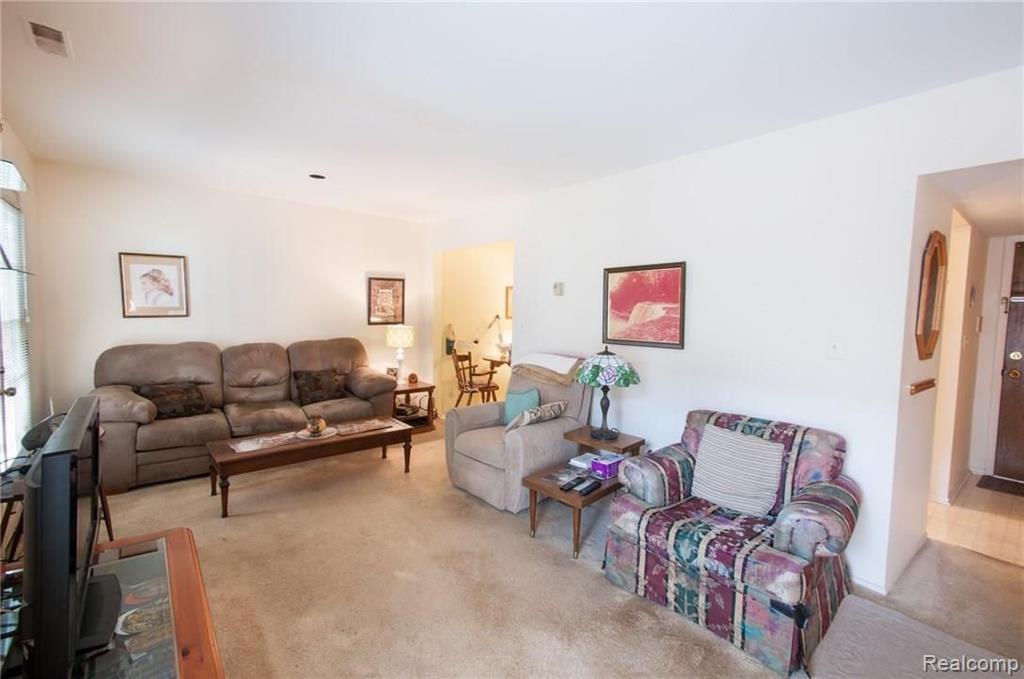 513 East University Drive, Unit 703 Rochester, MI 48307 - Photo 5 of 23