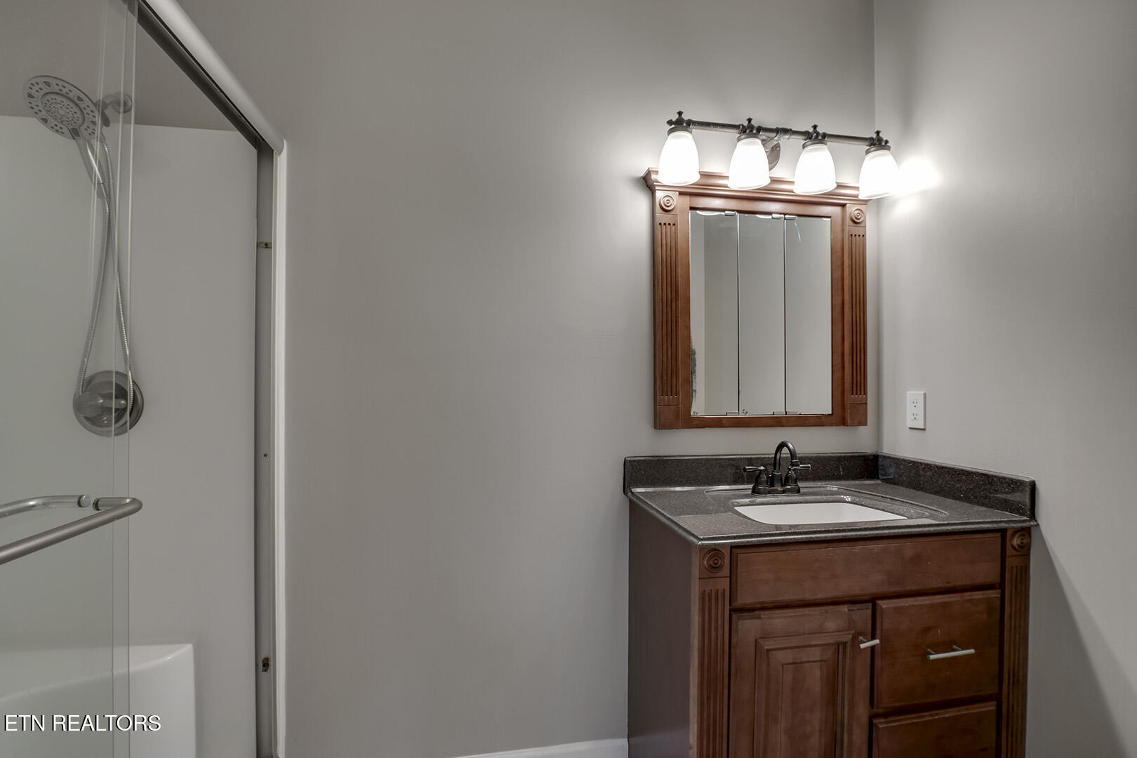 417 River Road Loudon, TN 37774 - Photo 23 of 60 Secondary Suite Bath