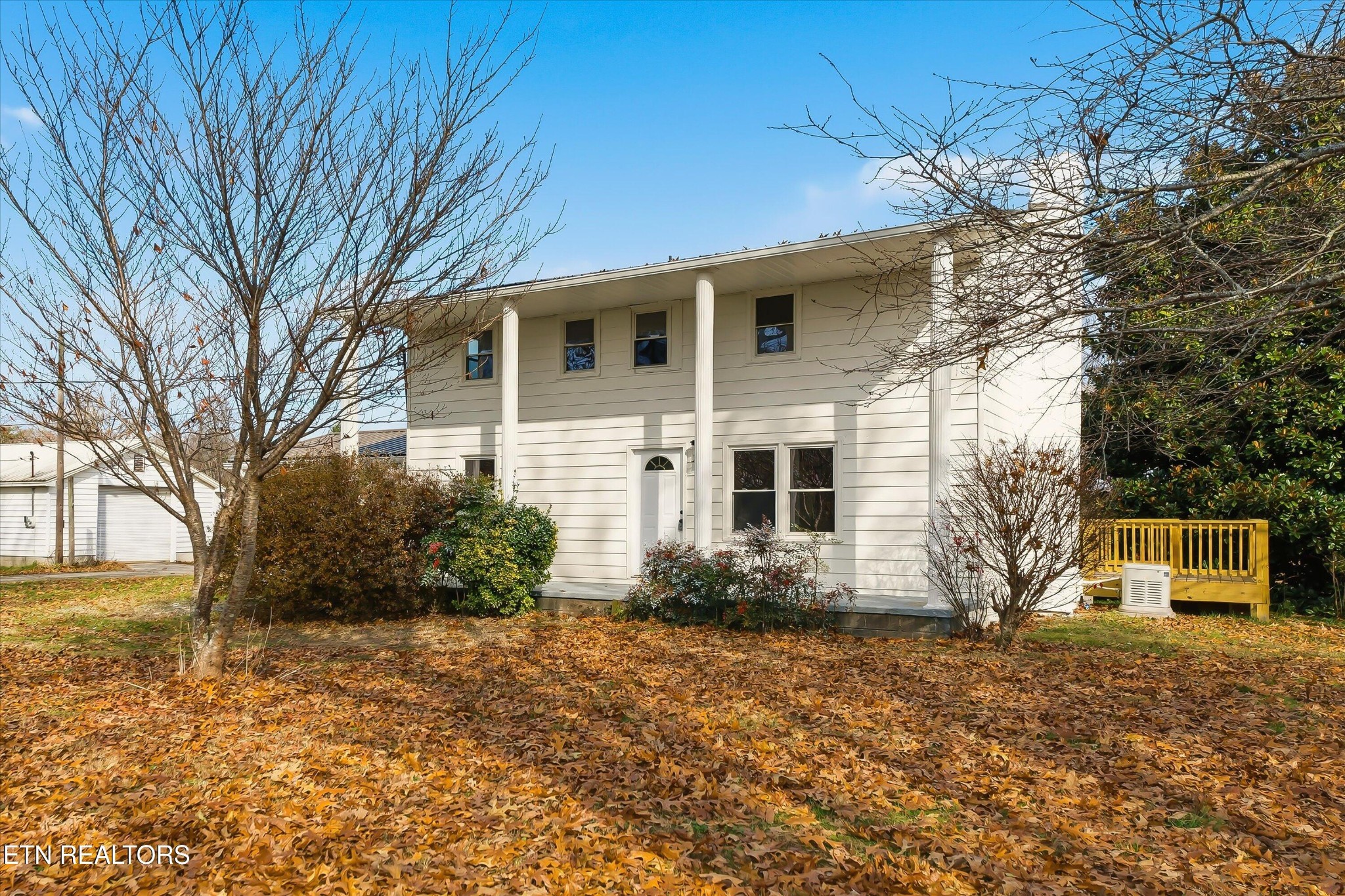 567 Dogwood Road Rockwood, TN 37854 - Photo 3 of 48 a front view of a house with garden