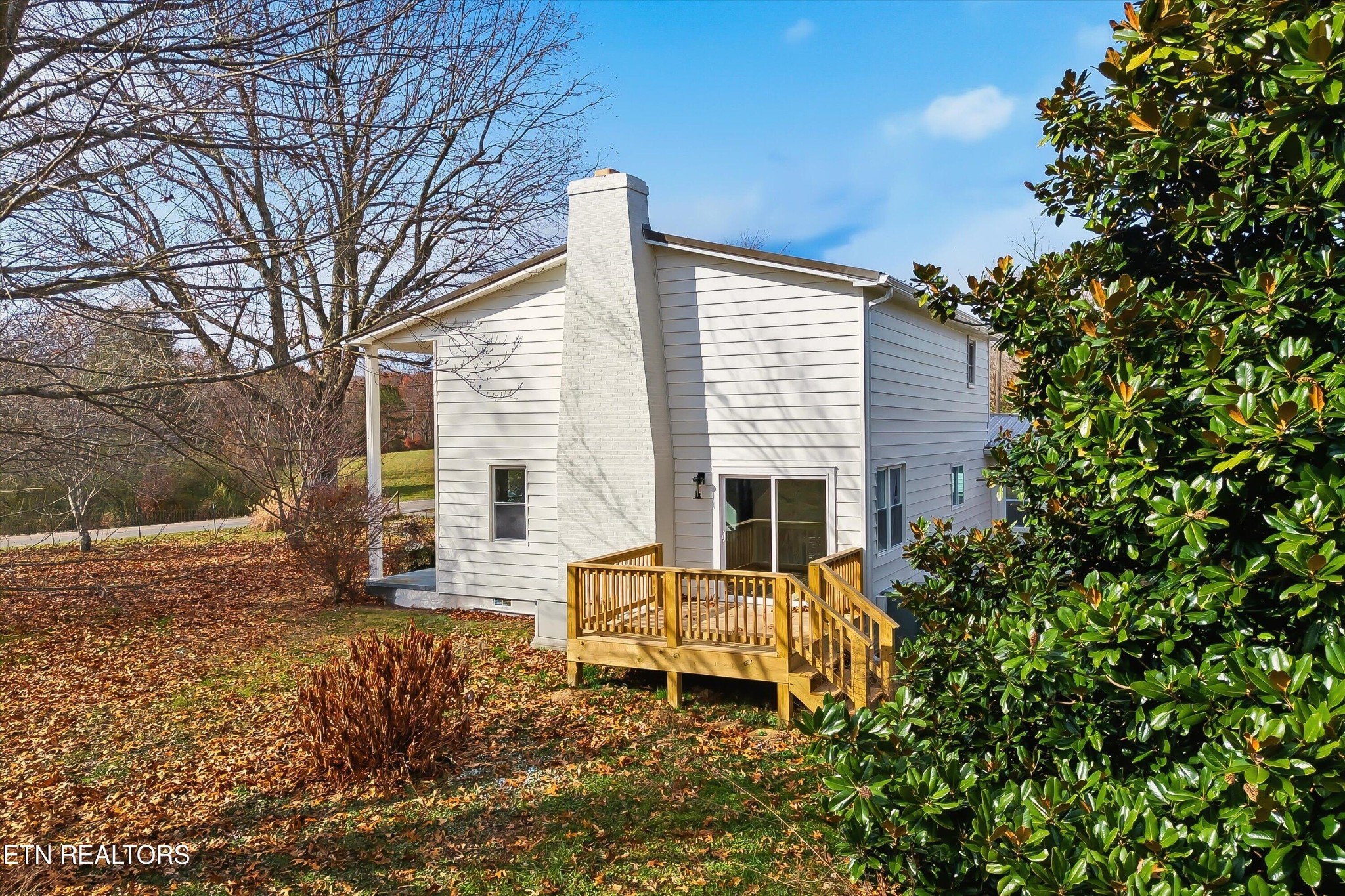 567 Dogwood Road Rockwood, TN 37854 - Photo 34 of 48 a backyard of a house with table and chairs