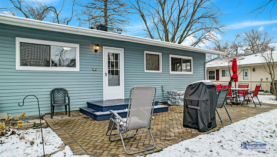 348 Raupp Boulevard Buffalo Grove, IL 60089 - Photo 34 of 41 a view of a patio with table and chairs and potted plants