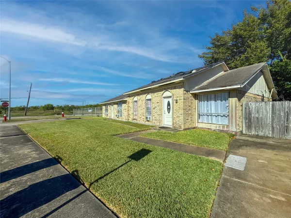 a view of a house with backyard