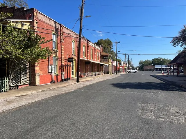 $250,000 | 204 West Fayette Street, Fayetteville, TX 78940