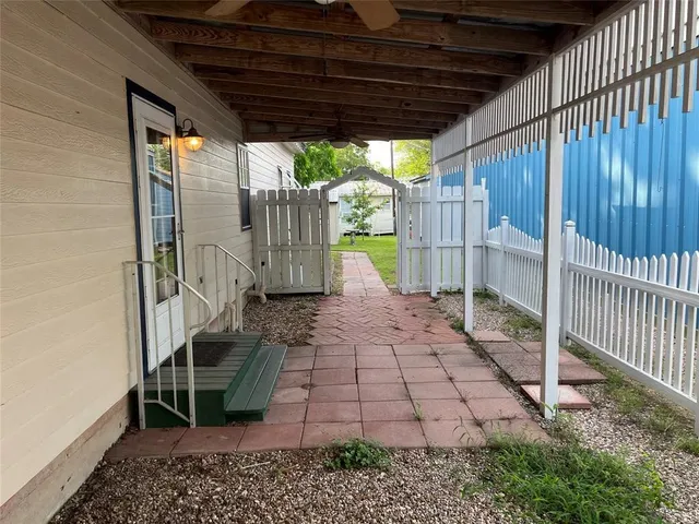 $250,000 | 204 West Fayette Street, Fayetteville, TX 78940