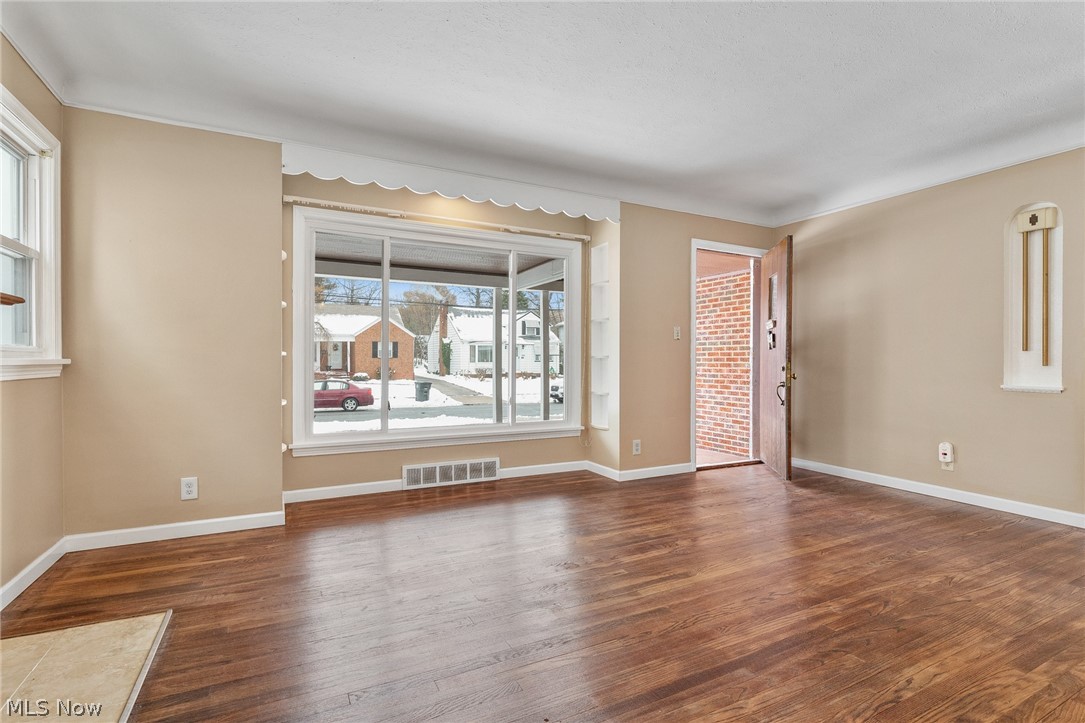 1104 Gordon Road Lyndhurst, OH 44124 - Photo 2 of 29