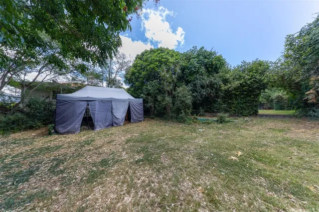 a view of a barn in the middle of a yard