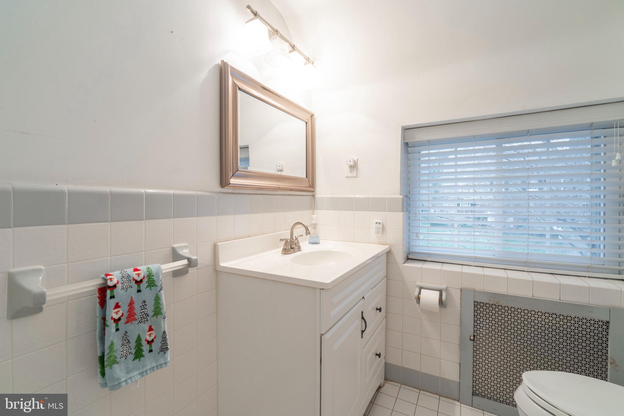 156 Vassar Road Bala Cynwyd, PA 19004 - Photo 34 of 53 2nd Floor Hall Bath