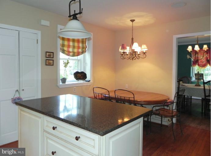 209 Midhurst Road Baltimore, MD 21212 - Photo 3 of 26 Eat-in kitchen with kitchen table space