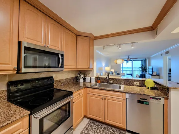 $2,100 | 111 Lake Emerald Drive, Unit 406, Oakland Park, FL 33309
