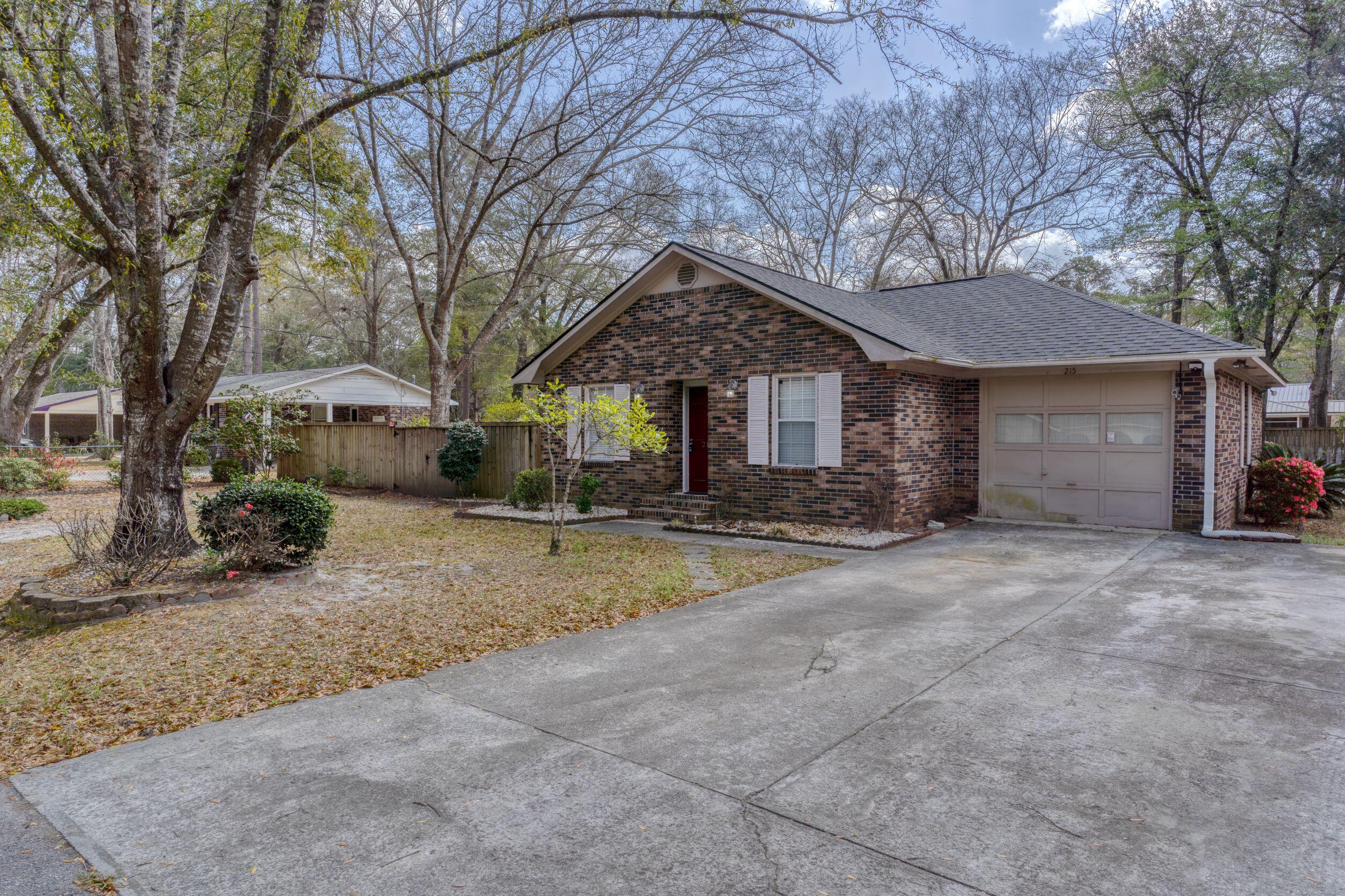 215 Oak Circle Walterboro, SC 29488 - Photo 2 of 28 215.Oak.Circle-3c
