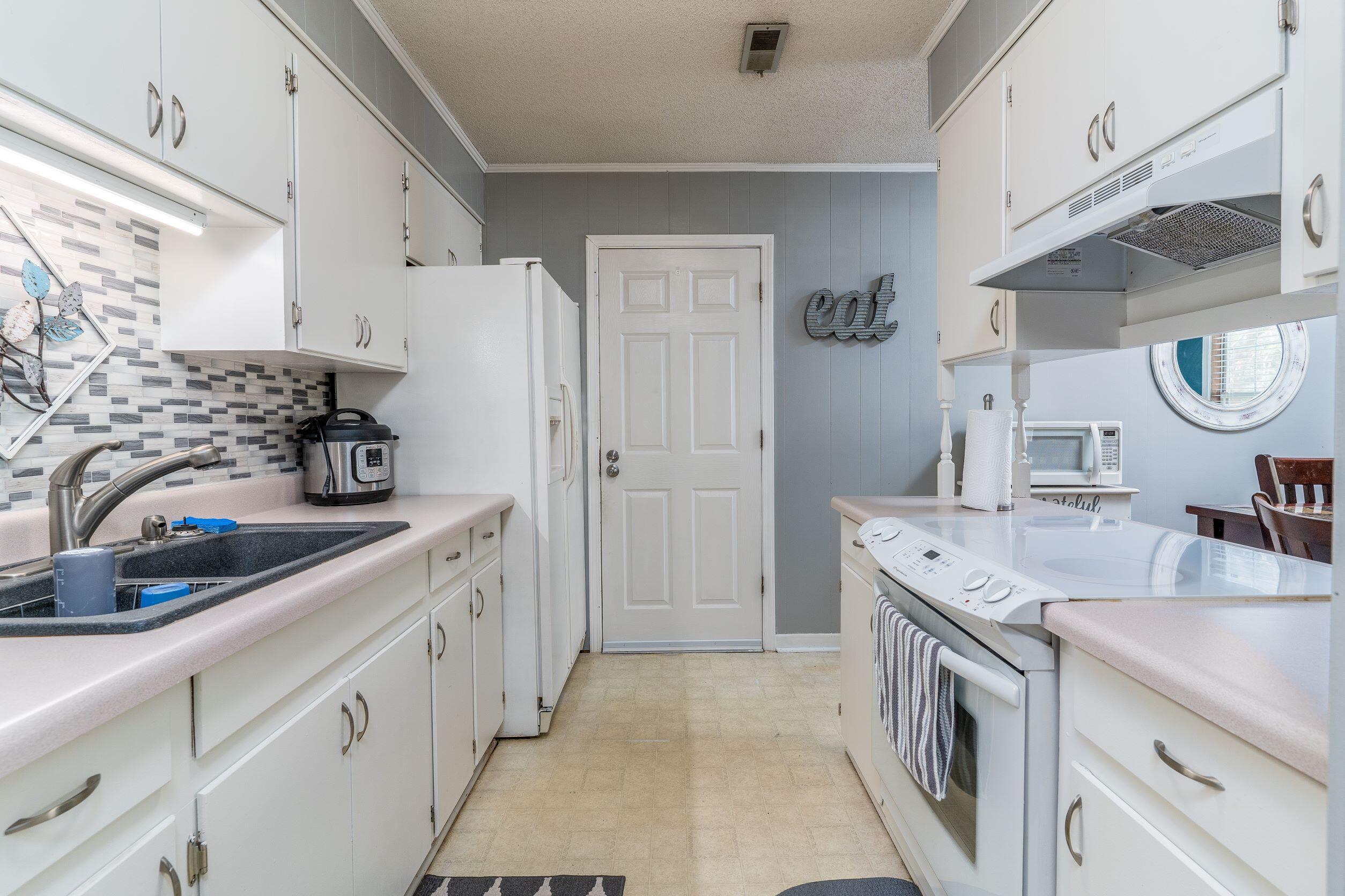 215 Oak Circle Walterboro, SC 29488 - Photo 7 of 28 215.Oak.Circle-8