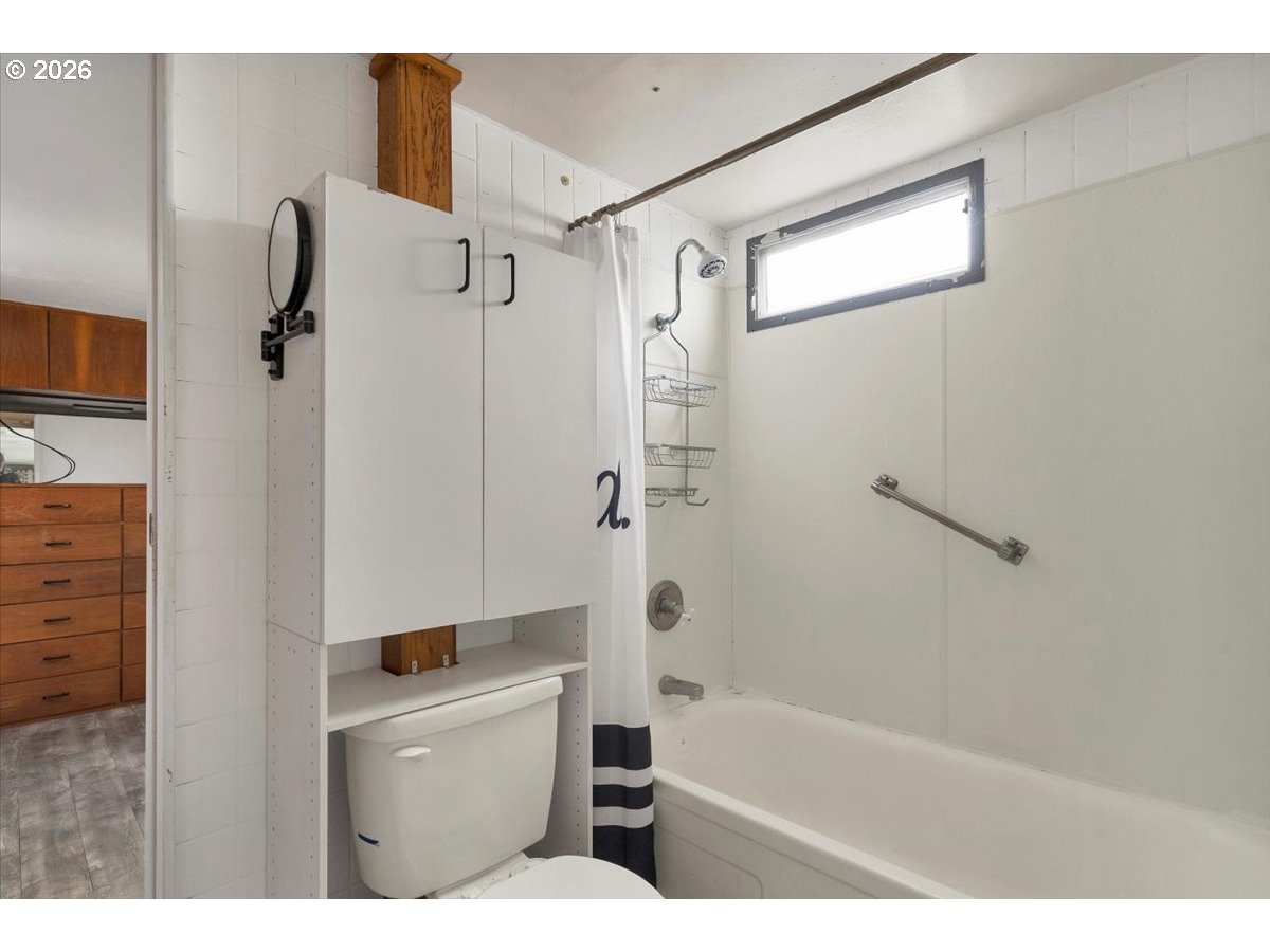 5422 Portland Road Northeast, Unit 10 Salem, OR 97305 - Photo 17 of 25 a bathroom with a bathtub and a shower