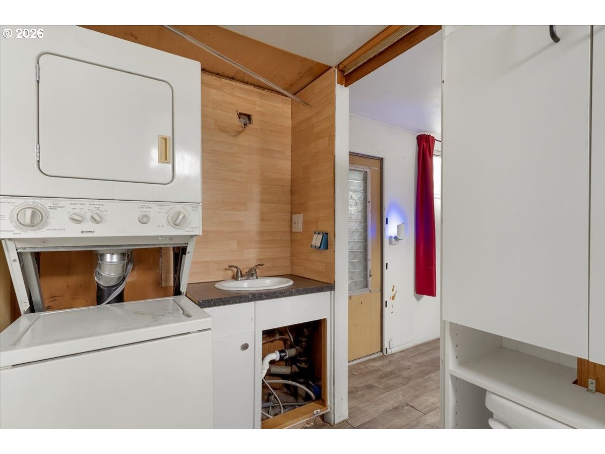 5422 Portland Road Northeast, Unit 10 Salem, OR 97305 - Photo 18 of 25 a bathroom with a sink and a mirror
