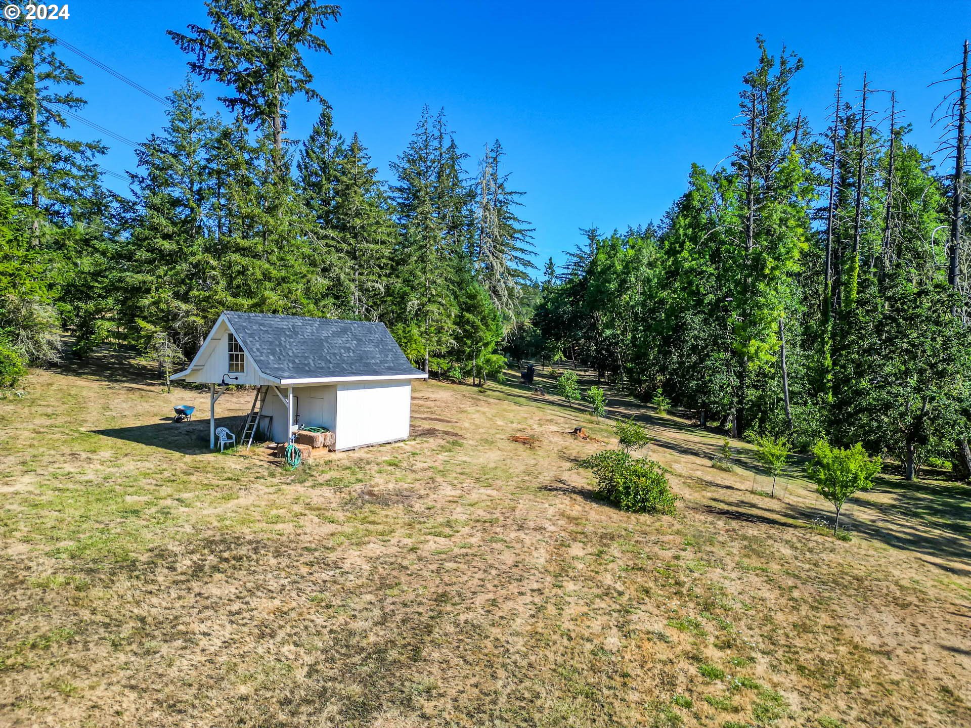Ridgetop Drive, Unit 15 Eugene, OR 97405 - Photo 4 of 19 a view of a house with a yard
