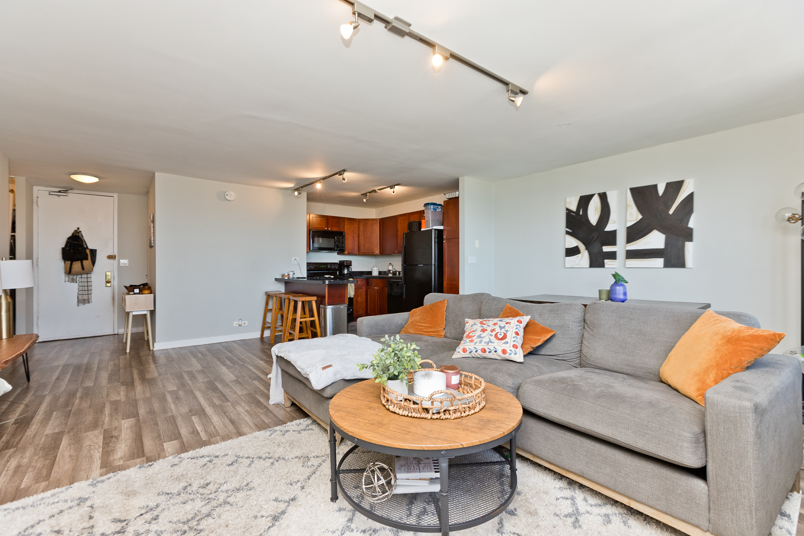 655 West Irving Park Road, Unit 4008 Chicago, IL 60613 - Photo 3 of 16 a living room with furniture and kitchen view