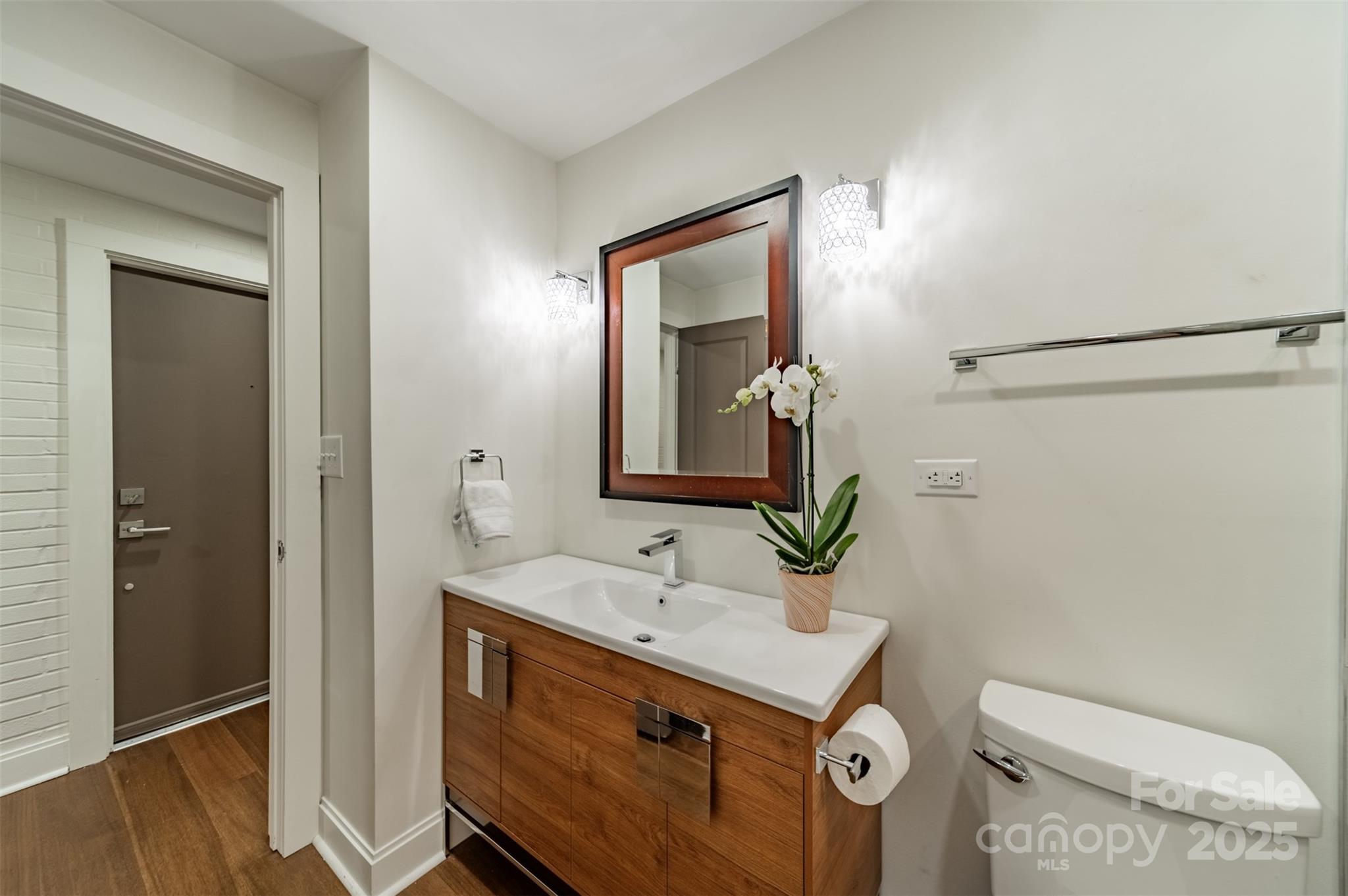 400 Queens Road, Unit D6 Charlotte, NC 28207 - Photo 20 of 26 a bathroom with a sink and a mirror