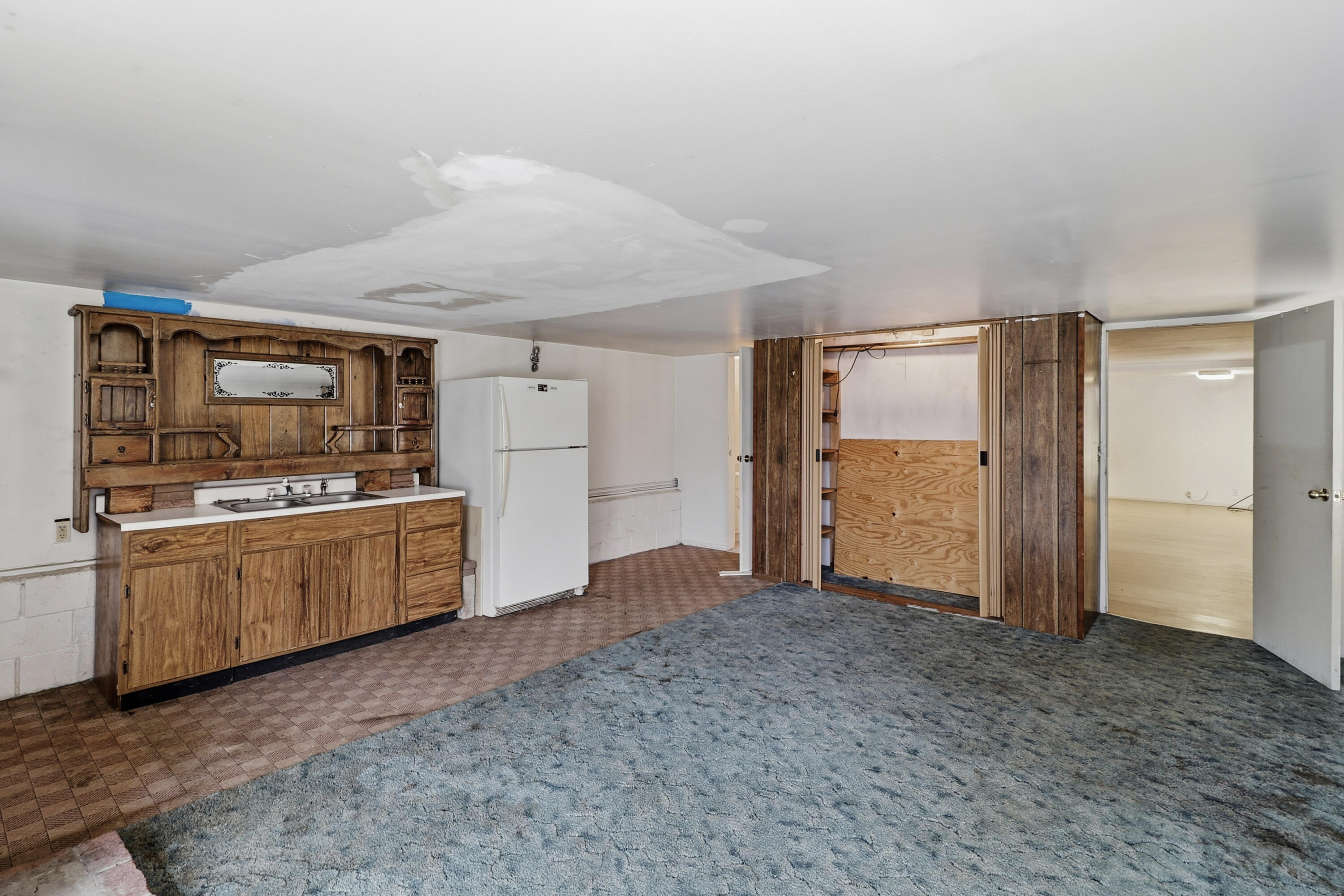 155 Steelhead Circle Lewiston, CA 96052 - Photo 31 of 53 a kitchen with granite countertop a refrigerator and a stove