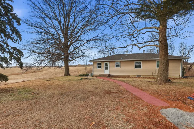 a view of a backyard