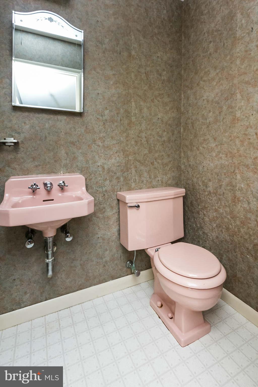 8 Cotswold Road Baltimore, MD 21210 - Photo 4 of 27 Half bath