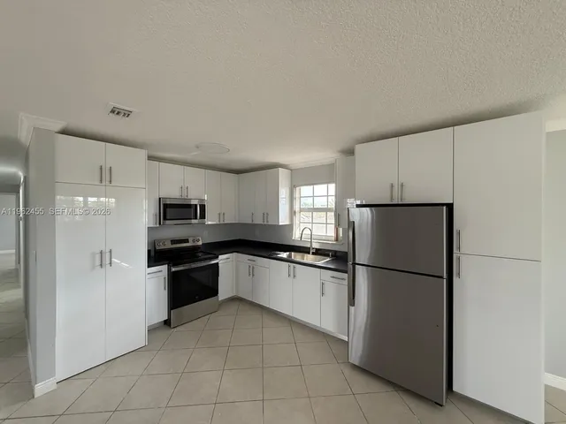 $3,200 | 948 East 47th Street, Hialeah, FL 33013