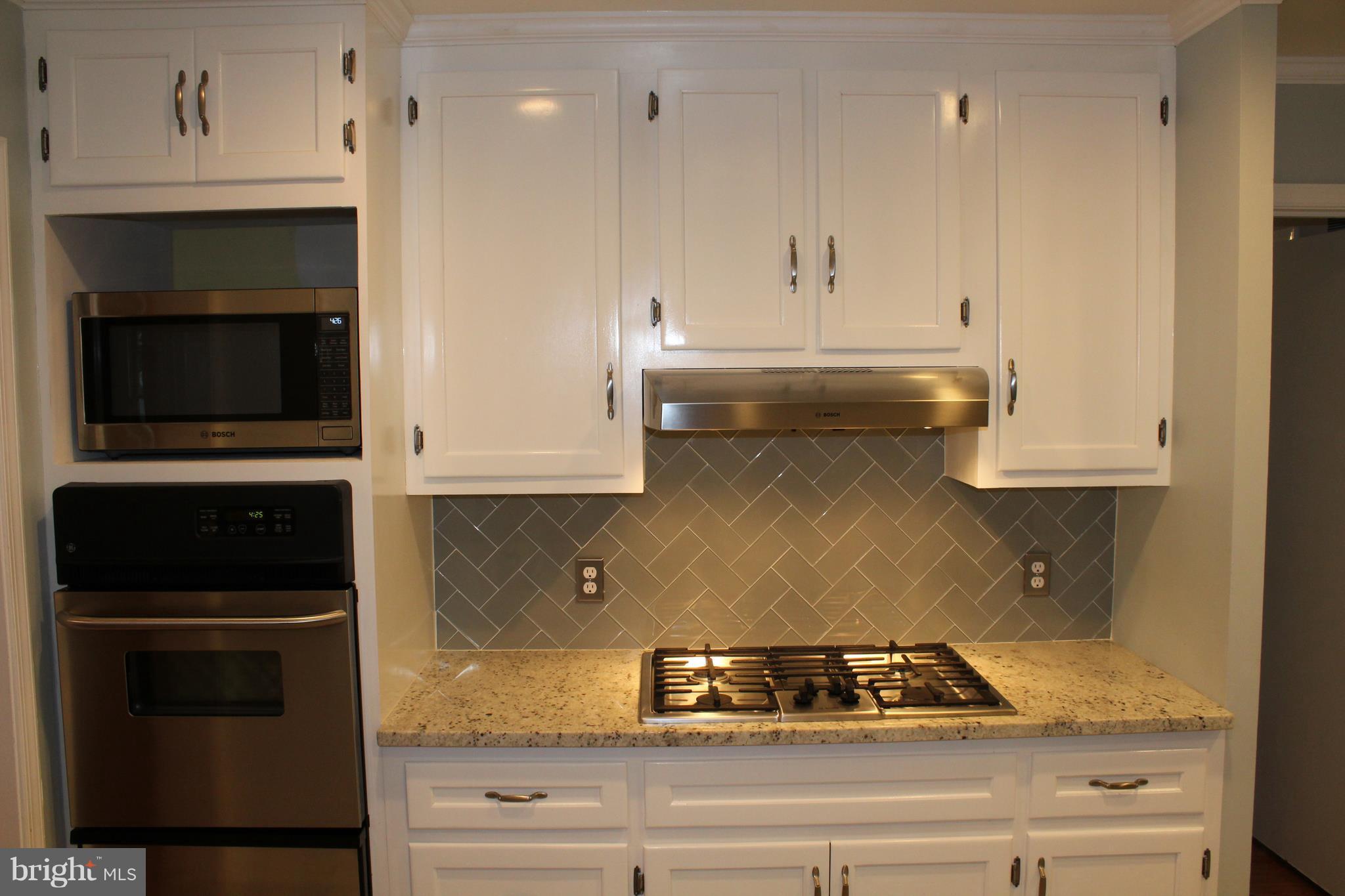 6816 Rolling Road Springfield, VA 22152 - Photo 4 of 18 Gas cooktop