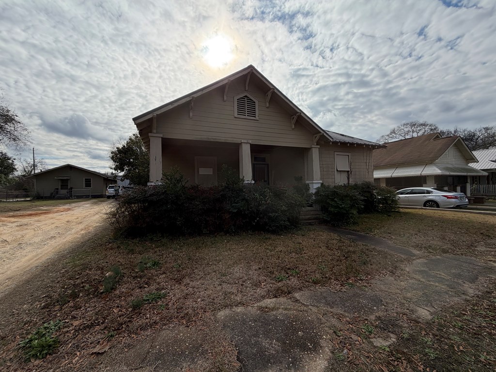 1124 20th Street Columbus, GA 31901 - Photo 2 of 30 a front view of a house with garden
