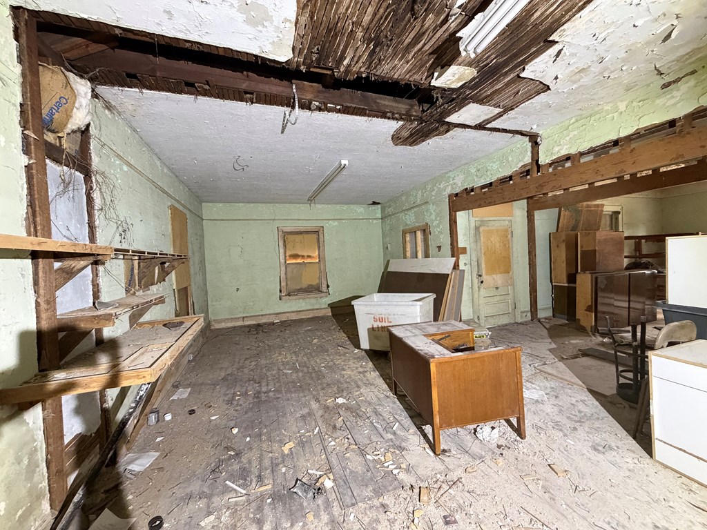 1124 20th Street Columbus, GA 31901 - Photo 21 of 30 a living room with furniture and a flat screen tv