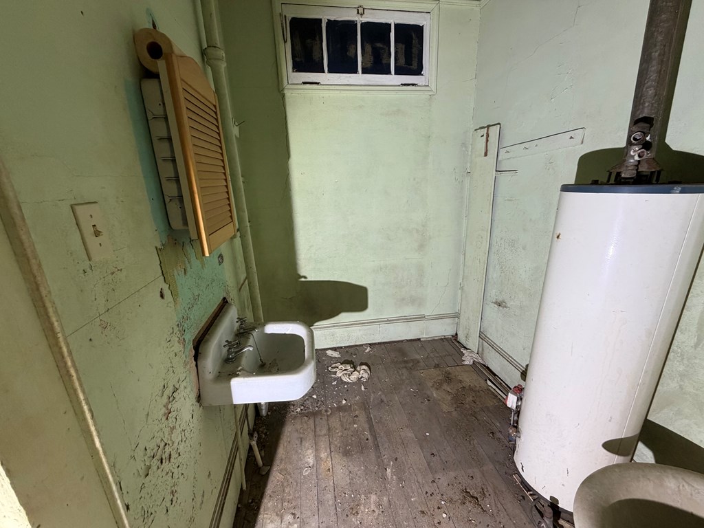 1124 20th Street Columbus, GA 31901 - Photo 27 of 30 a bathroom with a sink and toilet