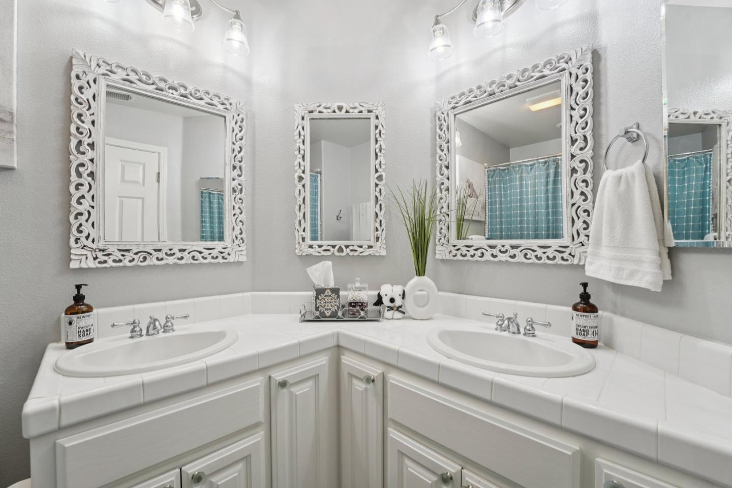 476 Arcadia Way Salinas, CA 93906 - Photo 27 of 40 a bathroom with double sink and a mirror