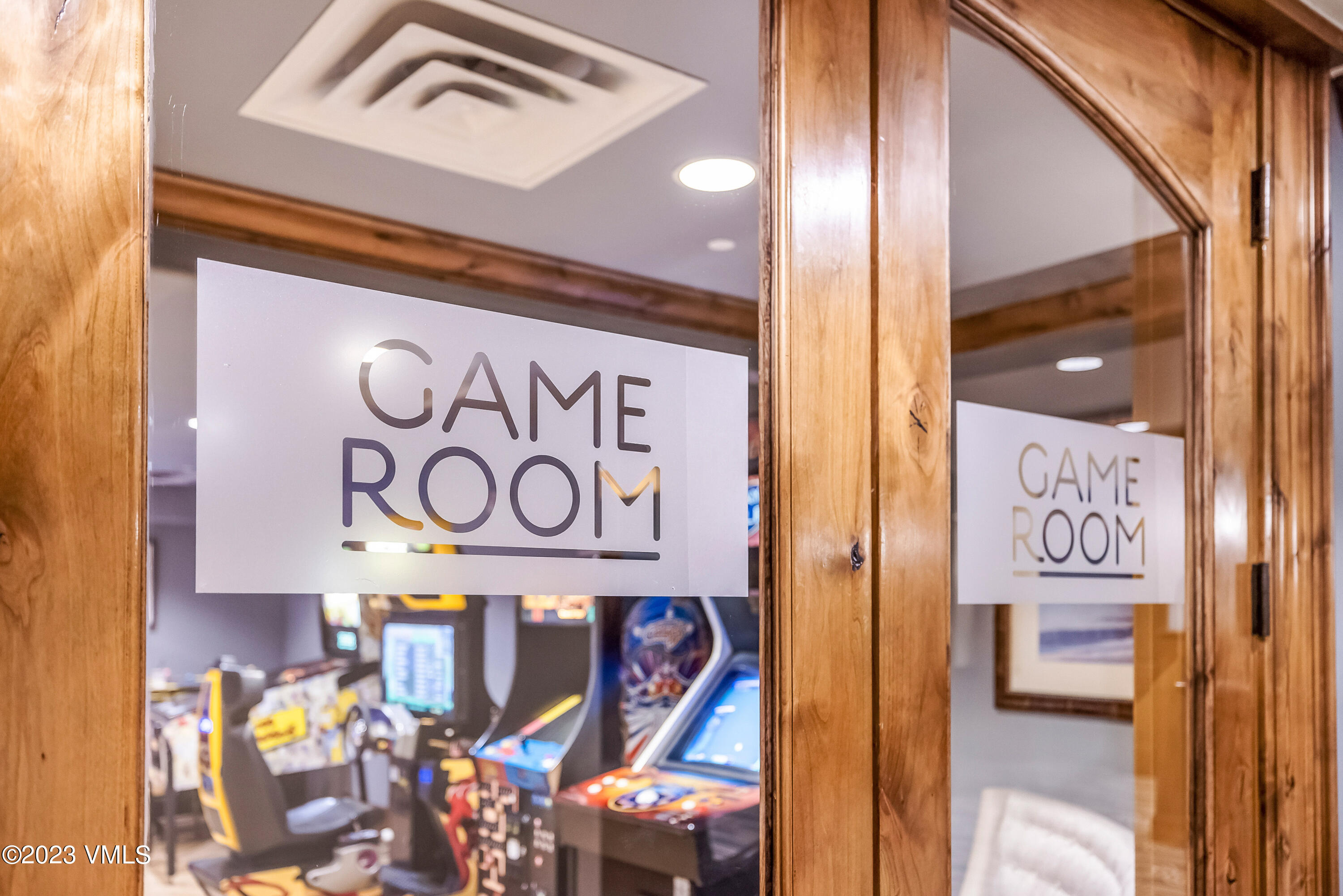 16 Vail Road, Unit RESORT MEMBERSHIP Vail, CO 81657 - Photo 39 of 51 a view of a shop on the street