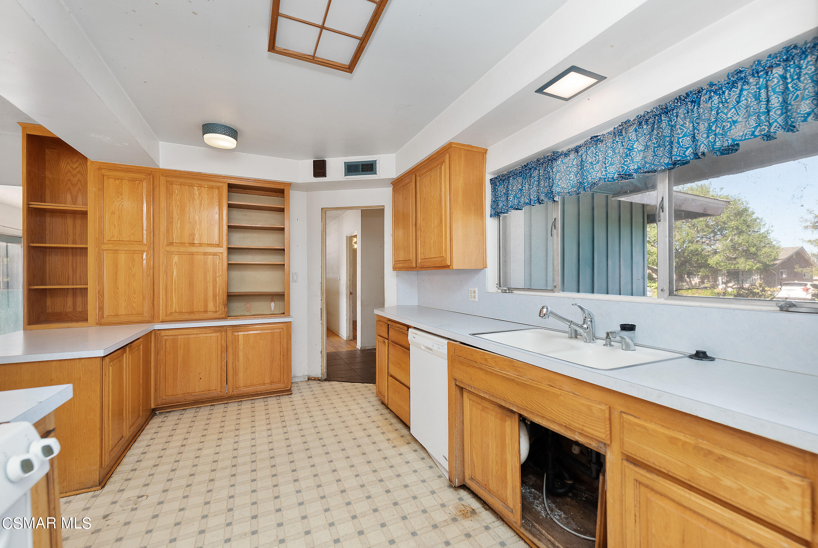 3140 Sheri Drive Simi Valley, CA 93063 - Photo 16 of 38 a bathroom with a sink a large mirror and a bathtub