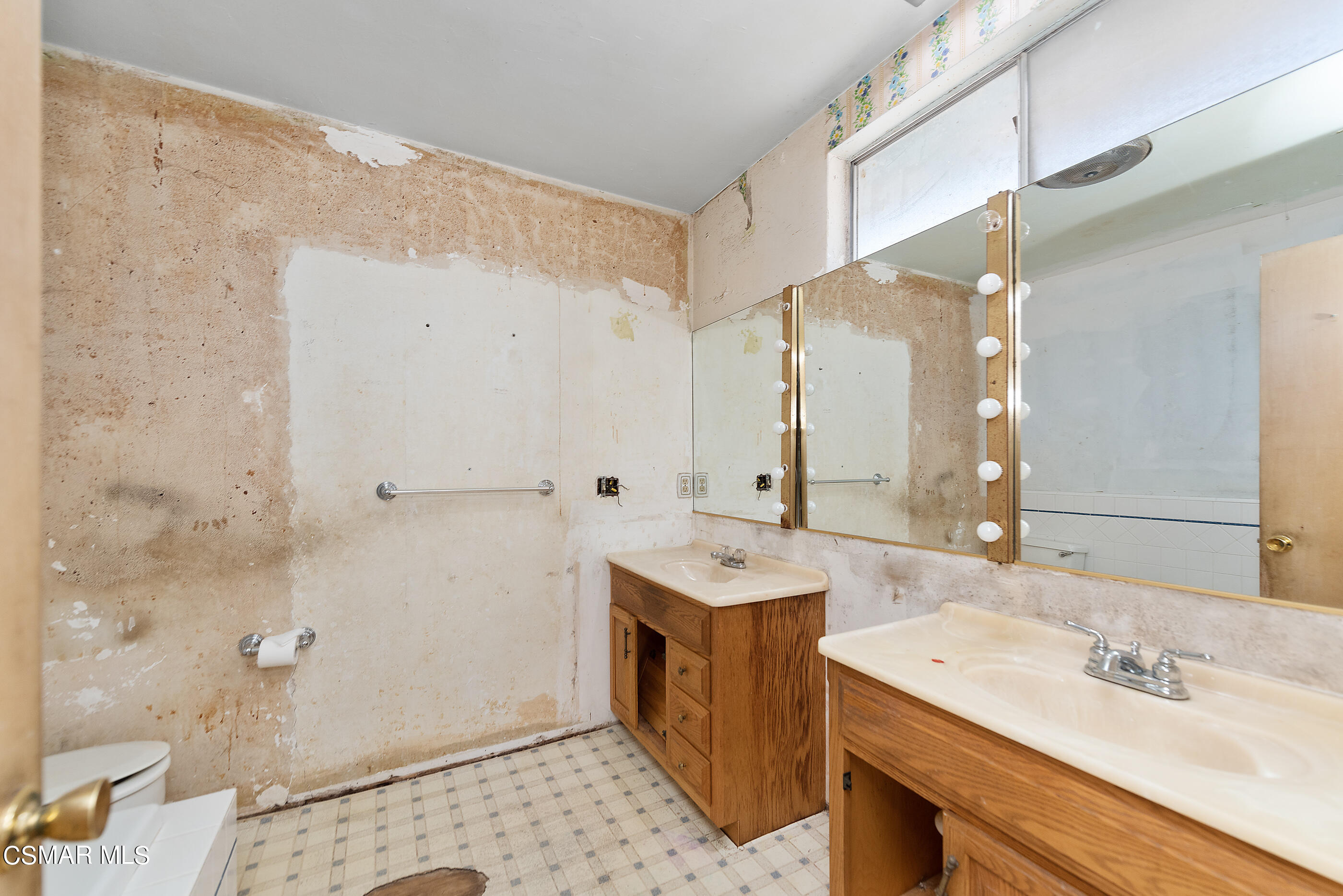 3140 Sheri Drive Simi Valley, CA 93063 - Photo 23 of 38 a bathroom with a sink and a mirror