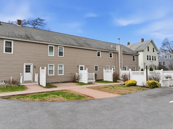$2,000 | 146 Hecla Street, Unit 2, Uxbridge, MA 01569