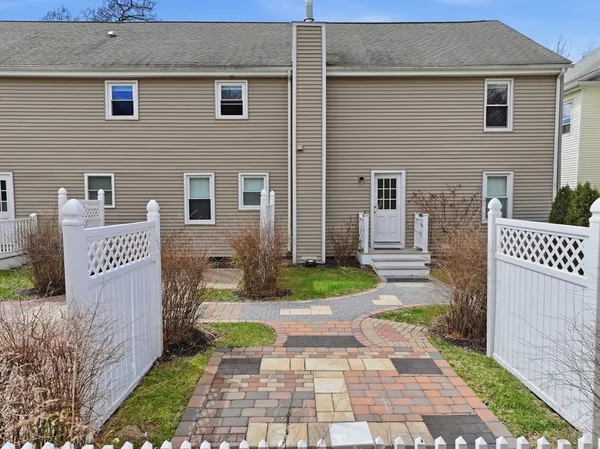 $2,000 | 146 Hecla Street, Unit 2, Uxbridge, MA 01569