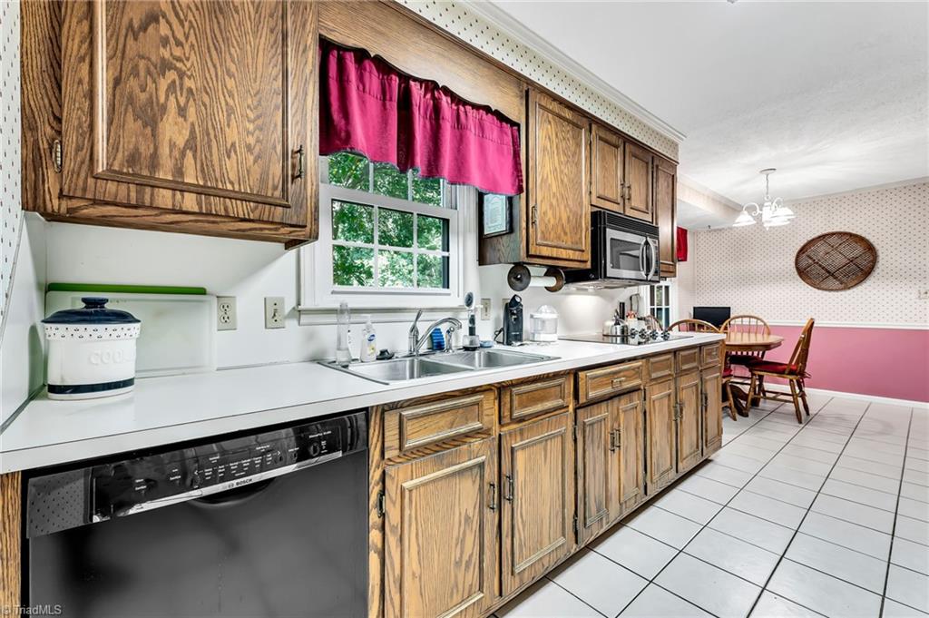 1512 Coventry Road High Point, NC 27262 - Photo 10 of 43 Gallery Image 10