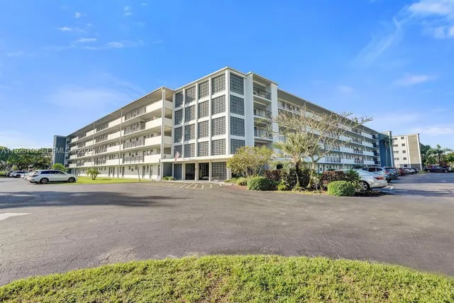 $170,000 | 950 Hillcrest Drive, Unit 112, Hollywood, FL 33021