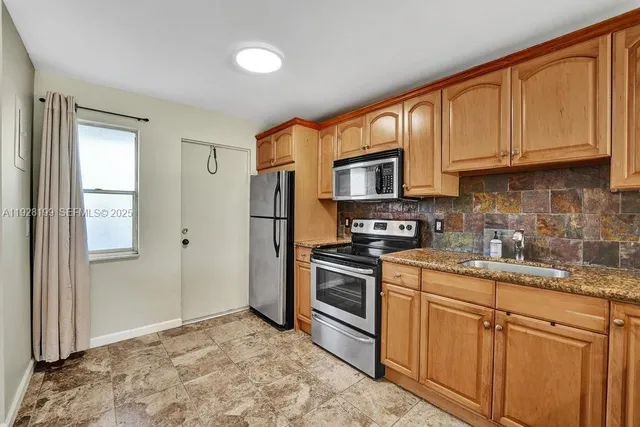 $170,000 | 950 Hillcrest Drive, Unit 112, Hollywood, FL 33021