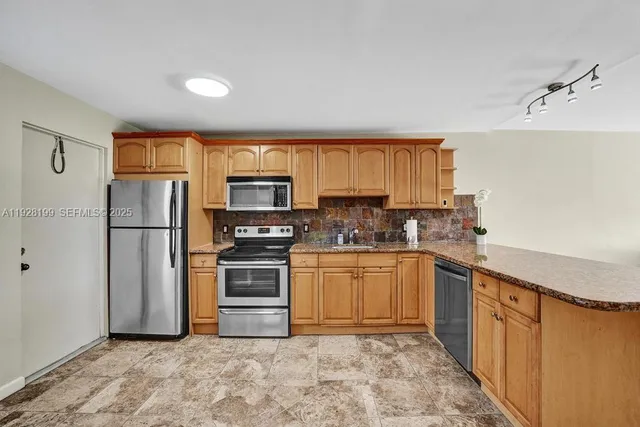 $170,000 | 950 Hillcrest Drive, Unit 112, Hollywood, FL 33021