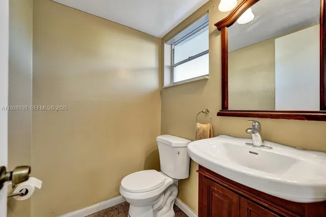 $170,000 | 950 Hillcrest Drive, Unit 112, Hollywood, FL 33021