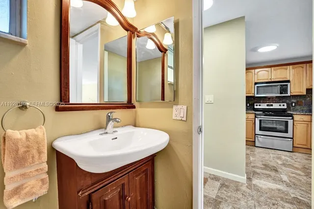 $170,000 | 950 Hillcrest Drive, Unit 112, Hollywood, FL 33021