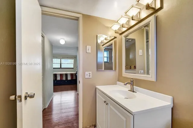 $170,000 | 950 Hillcrest Drive, Unit 112, Hollywood, FL 33021