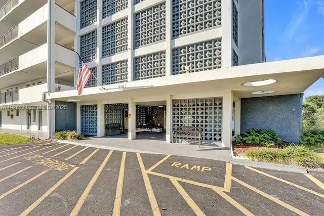 $170,000 | 950 Hillcrest Drive, Unit 112, Hollywood, FL 33021