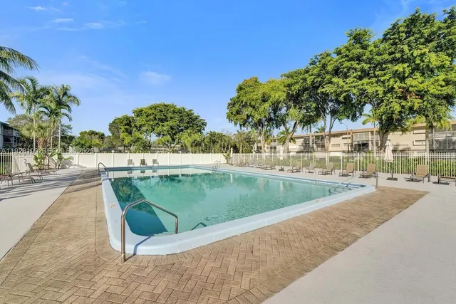 $170,000 | 950 Hillcrest Drive, Unit 112, Hollywood, FL 33021