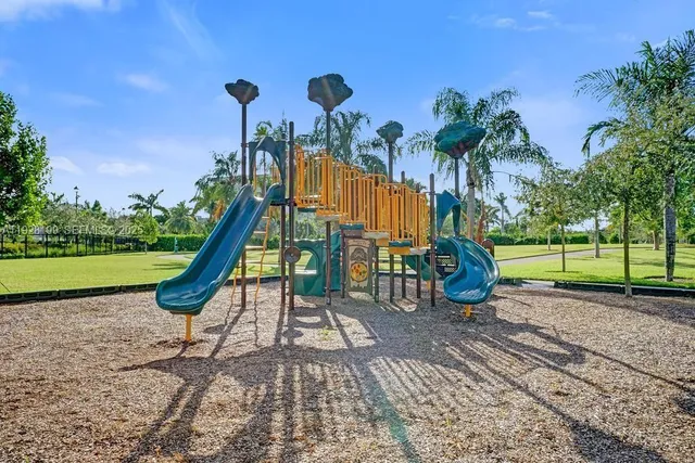 $170,000 | 950 Hillcrest Drive, Unit 112, Hollywood, FL 33021