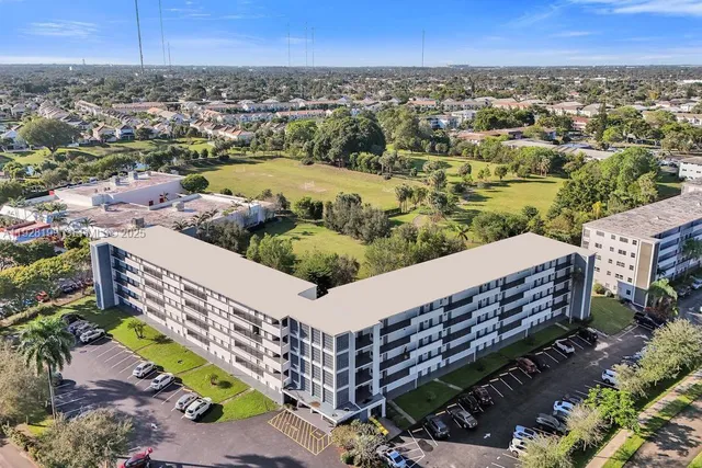 $170,000 | 950 Hillcrest Drive, Unit 112, Hollywood, FL 33021