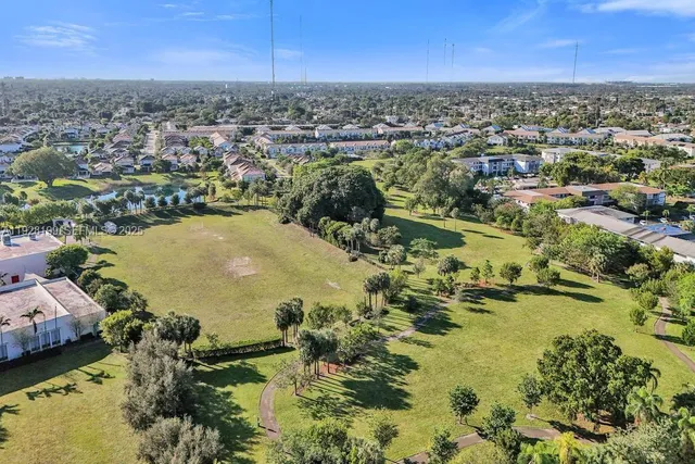 $170,000 | 950 Hillcrest Drive, Unit 112, Hollywood, FL 33021