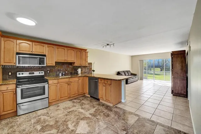 $170,000 | 950 Hillcrest Drive, Unit 112, Hollywood, FL 33021